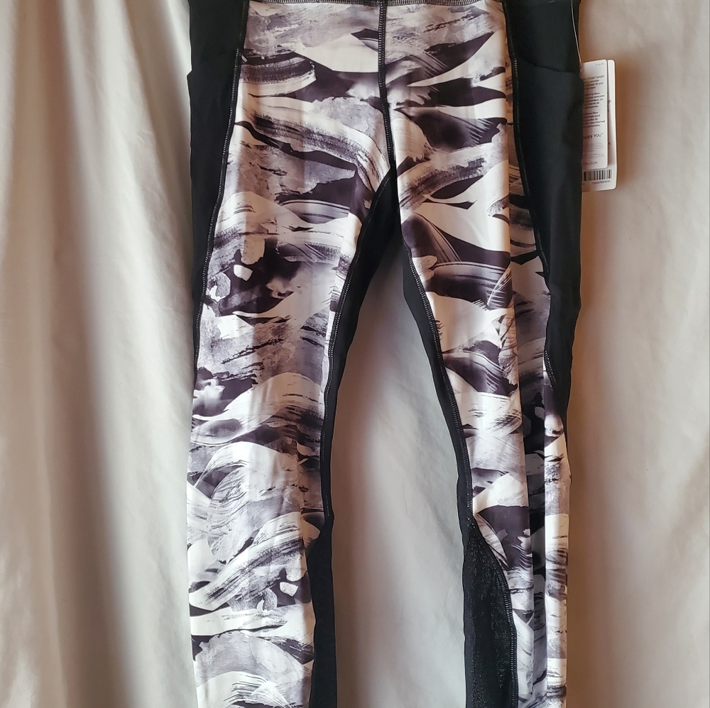 Athleta vivid salutation pocket tight